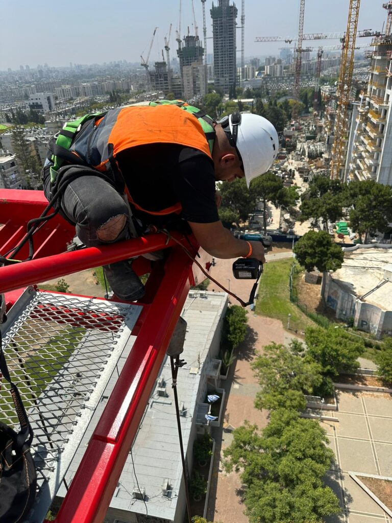 התקנת המערכת על מנוף